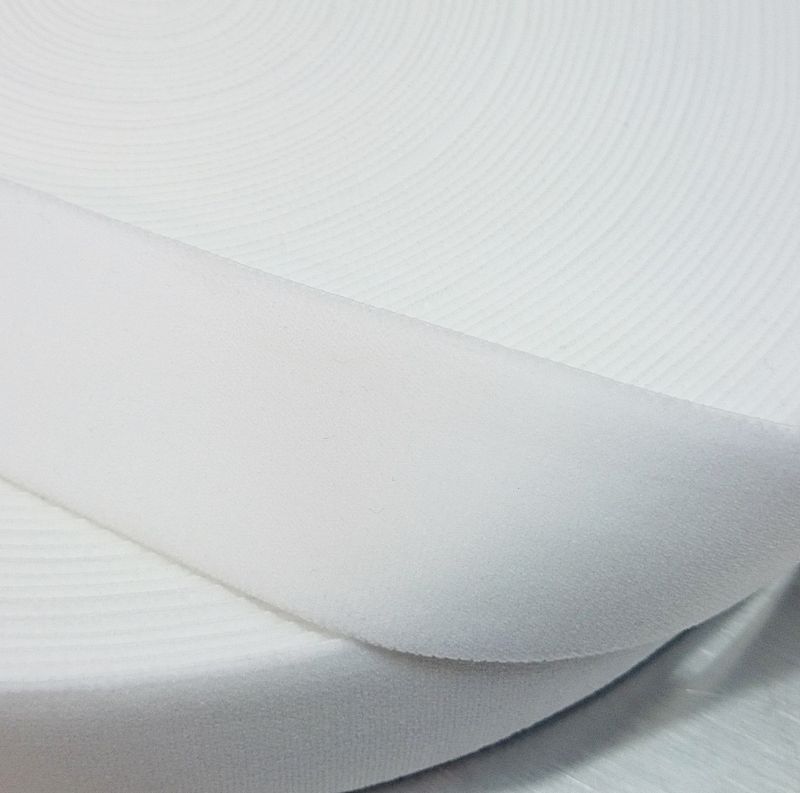 Myk hvit strikk, 30 mm bred